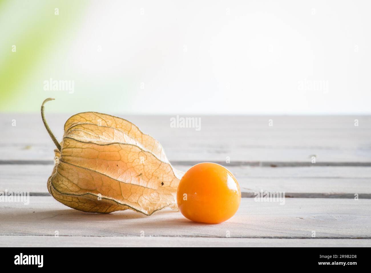 Cerisier péruvien sur une table en bois, dans une lumière vive Banque D'Images