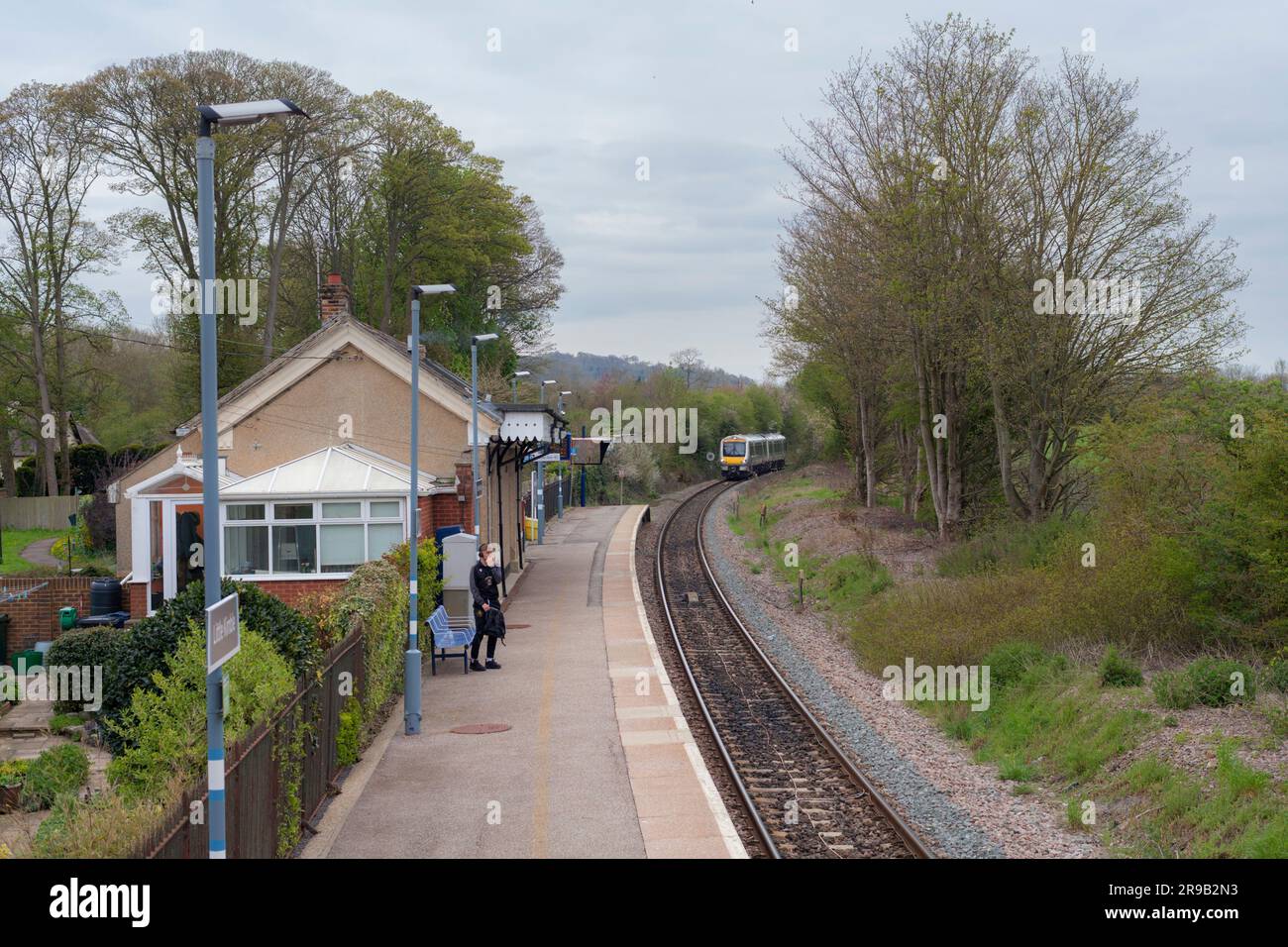 Gare de Little Kimble avec son quai unique avec un train Turbostar Chiltern Railways classe 168 arrivant avec un seul passager Banque D'Images