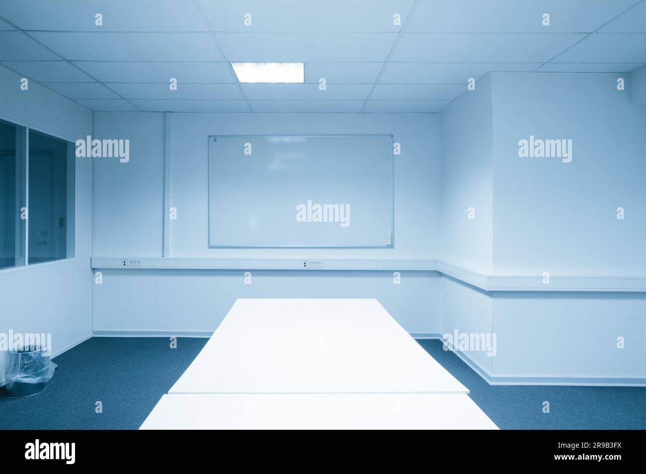 La salle de conférence avec un tableau blanc dans ton bleu Banque D'Images