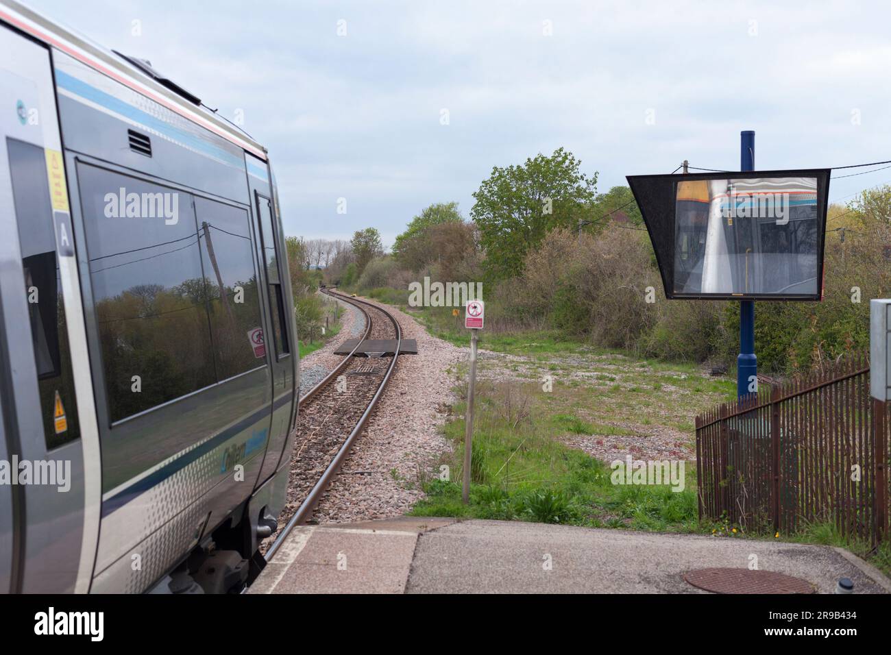 Train de classe 168 Chiltern Railways reflété dans le miroir de commande du conducteur à la gare Little Kimble (ligne Aylesbury-Princess Risborough) Banque D'Images