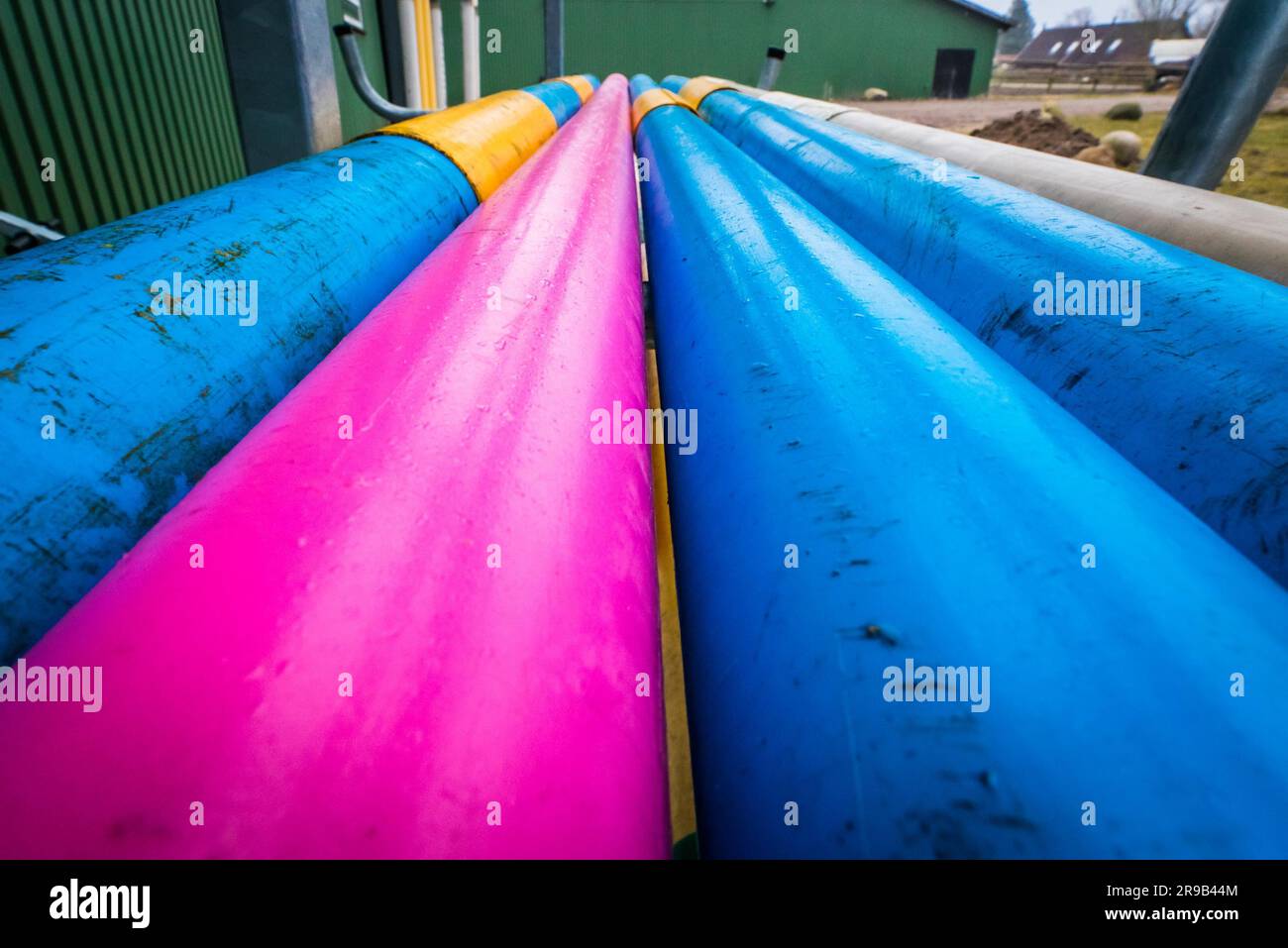 Tuyaux colorés dans une ferme un jour de pluie Banque D'Images