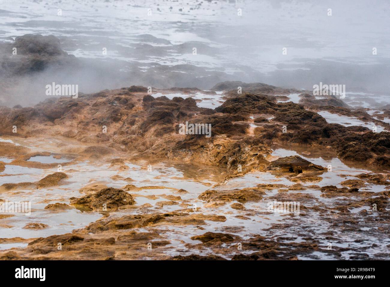 La surface avec de la vapeur géothermique dans la nature islandaise Banque D'Images