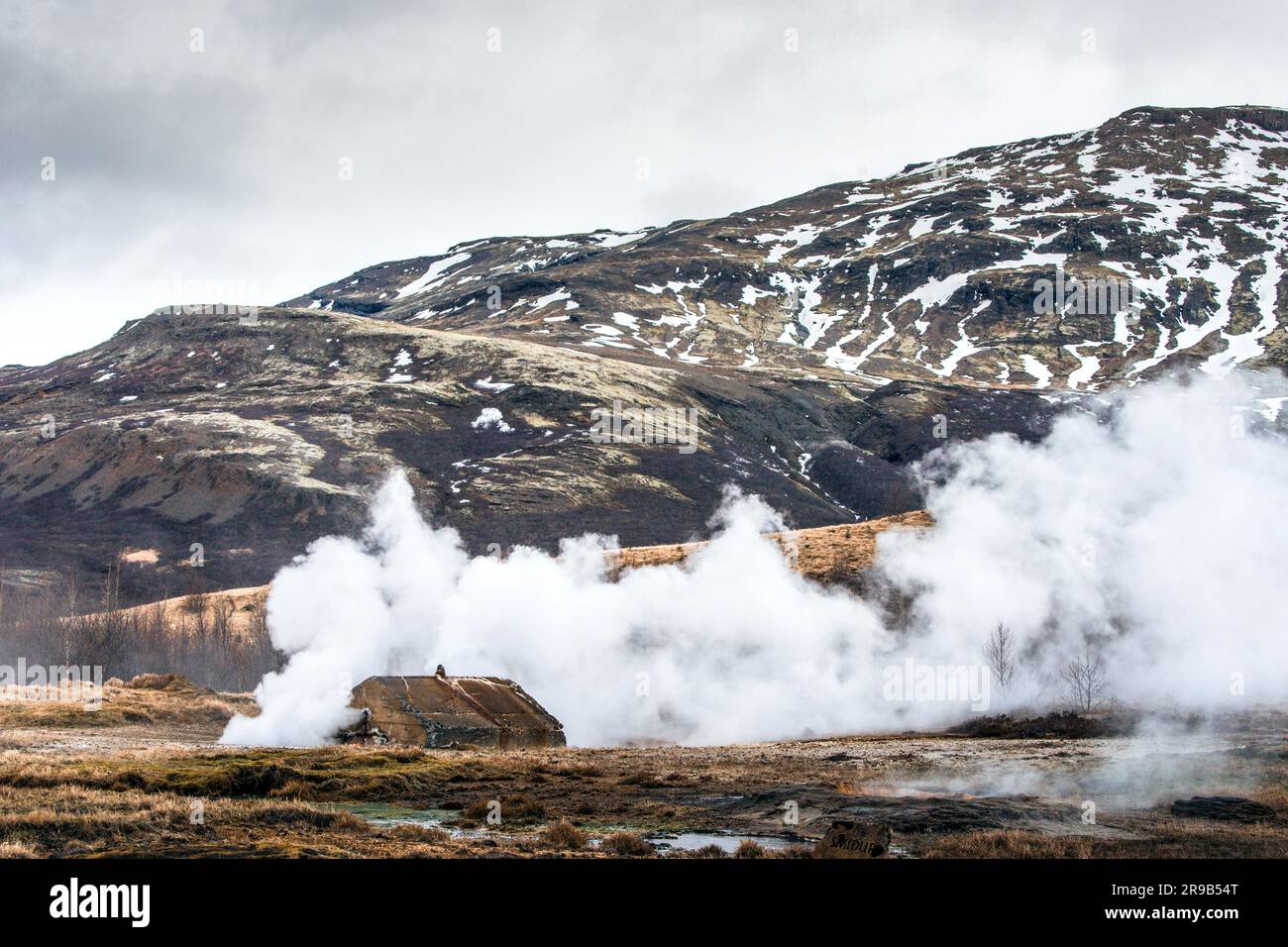 Cabine à vapeur avec l'activité géothermique au strokkur geyser en Islande Banque D'Images