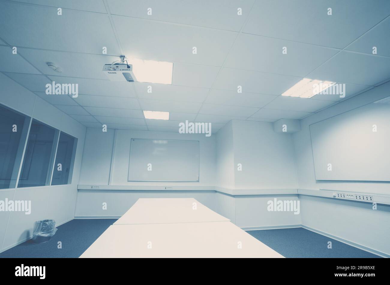 Tableau blanc dans une salle de conférence en bleu Banque D'Images
