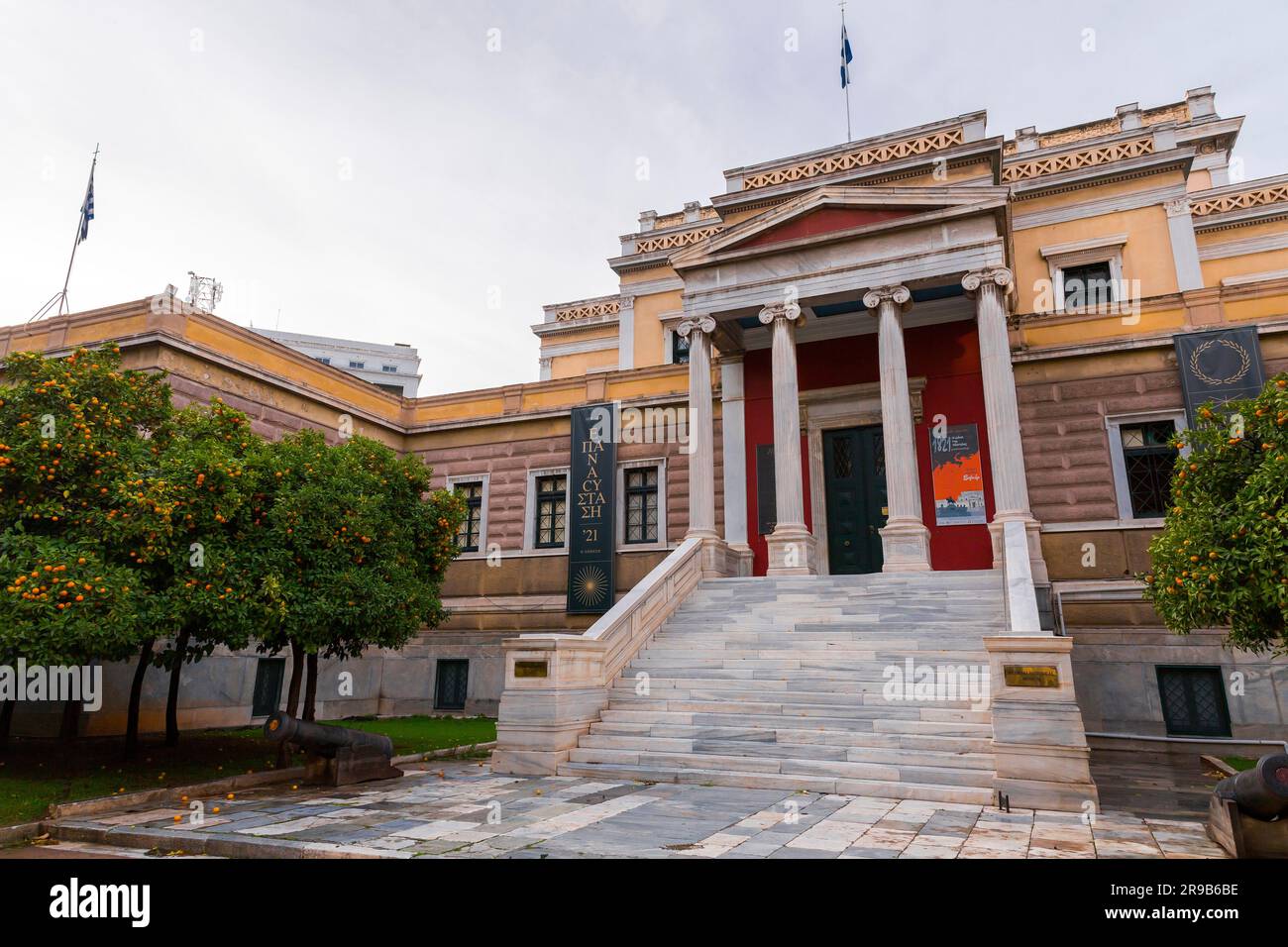 Athènes, Grèce - 27 novembre 2021 : vue extérieure du bâtiment de l'ancien Parlement, musée national d'histoire de la Grèce d'aujourd'hui, situé sur la place Kolokotronis, Banque D'Images