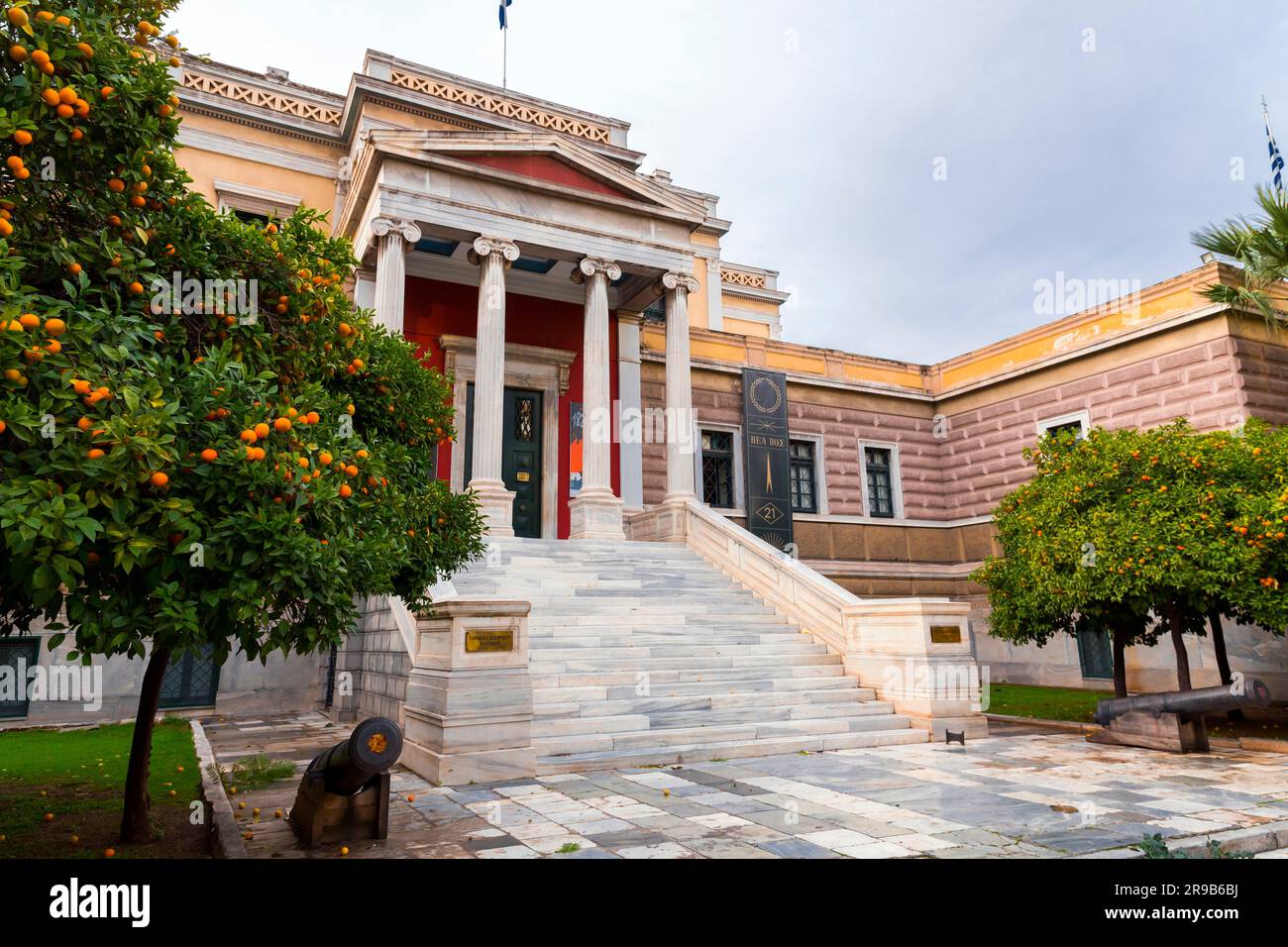 Athènes, Grèce - 27 novembre 2021 : vue extérieure du bâtiment de l'ancien Parlement, musée national d'histoire de la Grèce d'aujourd'hui, situé sur la place Kolokotronis, Banque D'Images