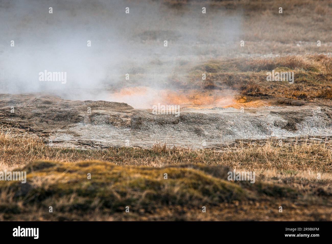 La nature islandaise avec activité géothermique à la surface du sol Banque D'Images