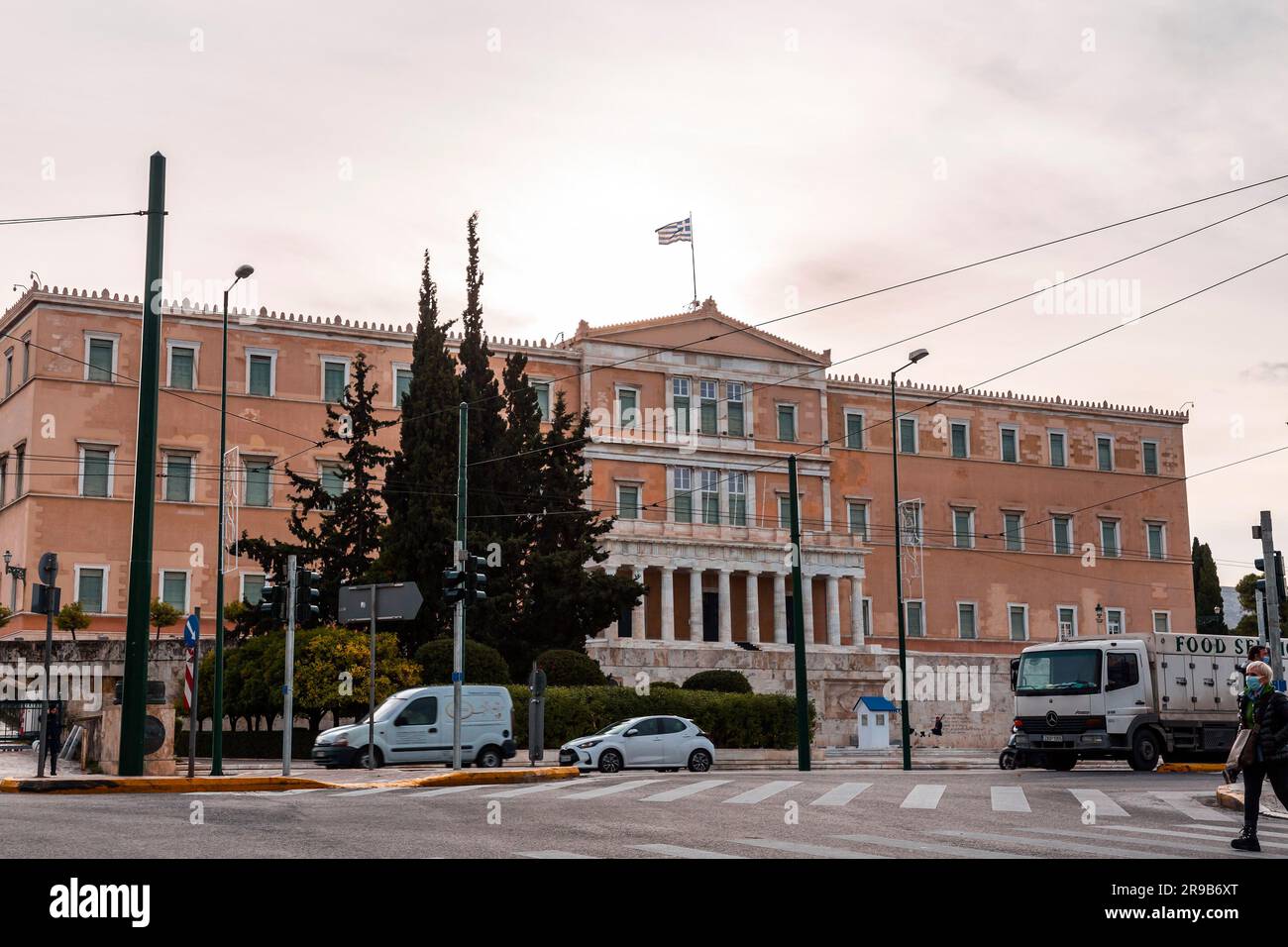 Athènes, Grèce - 27 novembre 2021 : façade du bâtiment du Parlement hellénique sur la place Syntagma à Athènes, la capitale grecque. Banque D'Images