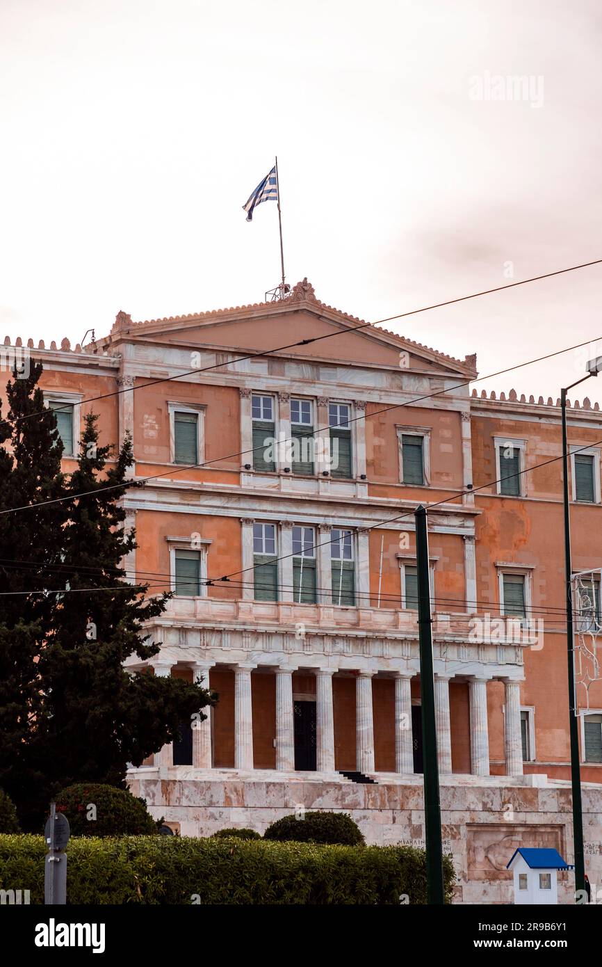 Athènes, Grèce - 27 novembre 2021 : façade du bâtiment du Parlement hellénique sur la place Syntagma à Athènes, la capitale grecque. Banque D'Images