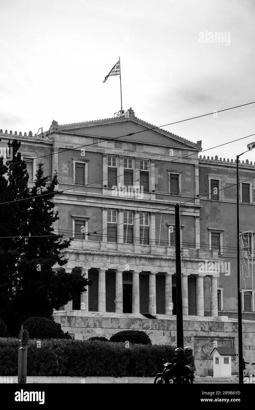 Athènes, Grèce - 27 novembre 2021 : façade du bâtiment du Parlement hellénique sur la place Syntagma à Athènes, la capitale grecque. Banque D'Images