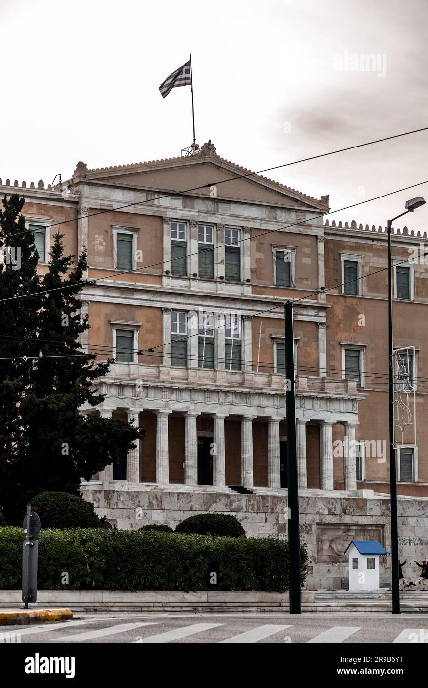 Athènes, Grèce - 27 novembre 2021 : façade du bâtiment du Parlement hellénique sur la place Syntagma à Athènes, la capitale grecque. Banque D'Images