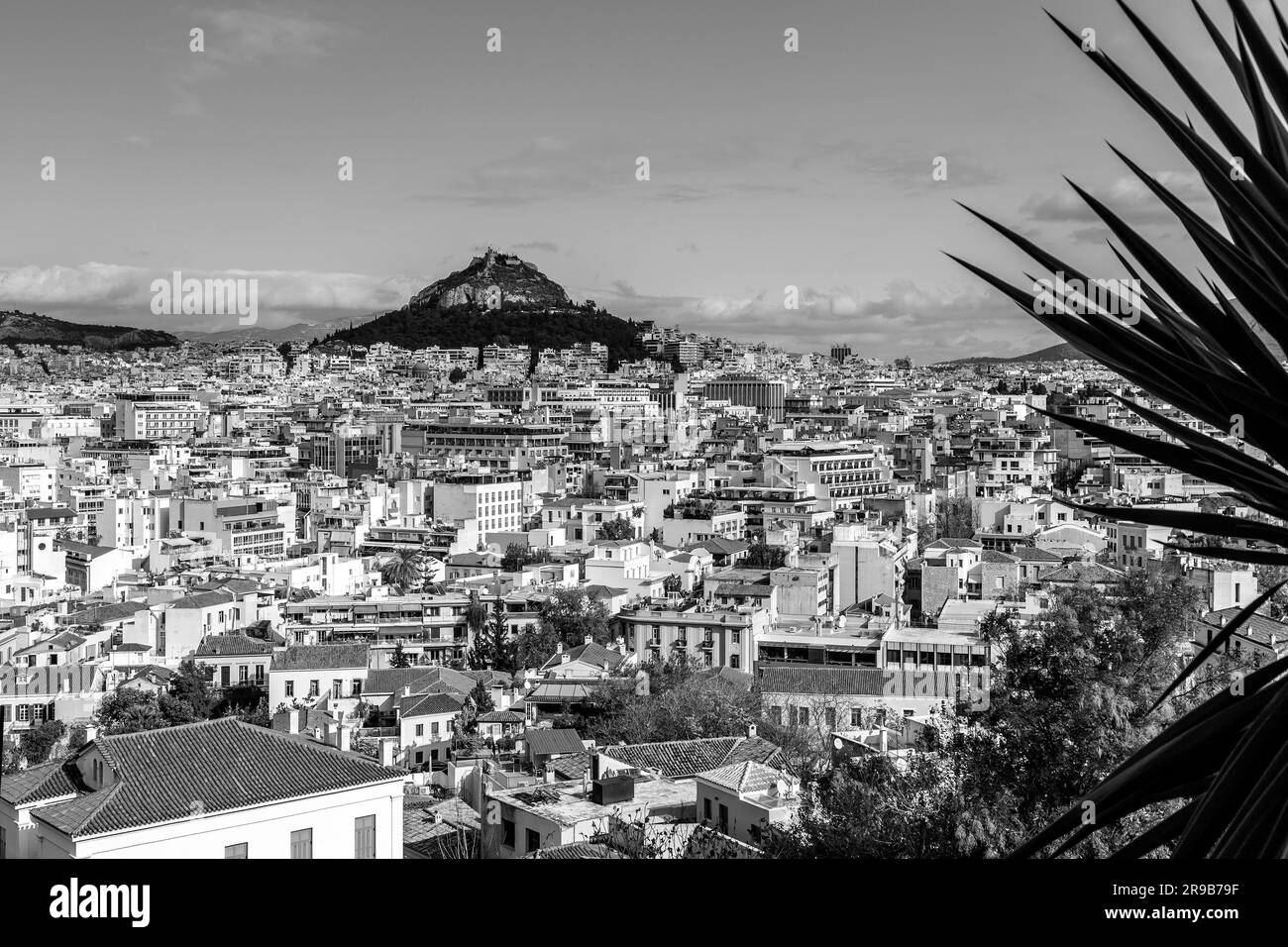 Le mont Lycabette est une colline calcaire du Crétacé à Athènes. À 277 mètres au-dessus du niveau de la mer, son sommet est le point le plus élevé du centre d'Athènes. Banque D'Images