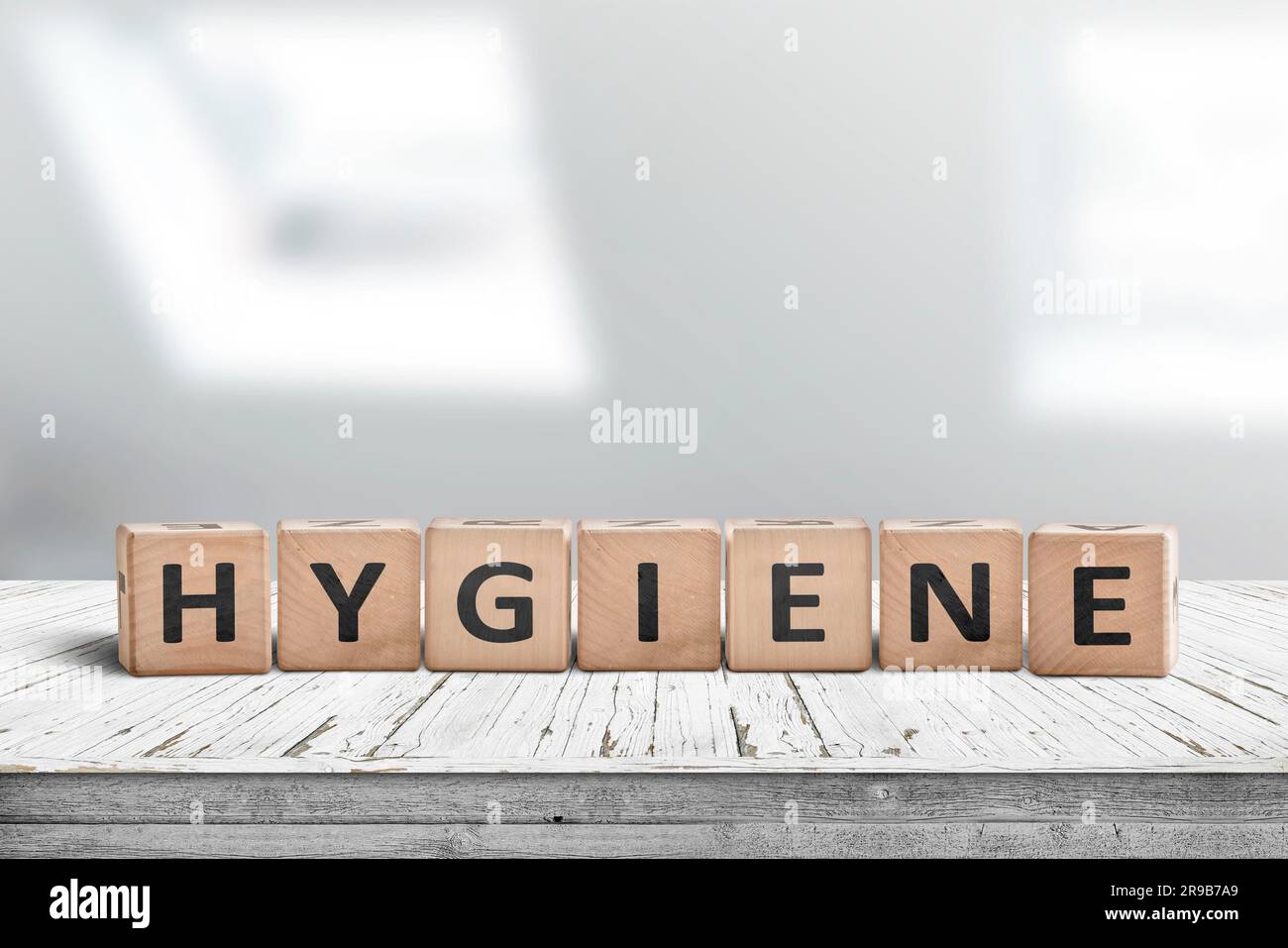 Signe de l'hygiène sur une table en bois dans une salle de bains lumineuse à la lumière du jour Banque D'Images