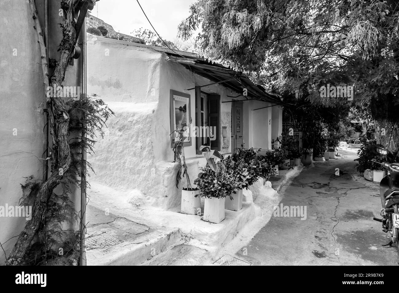 Athènes, Grèce - 25 Nov 2021: Anafiotika est un petit quartier pittoresque d'Athènes, une partie du vieux quartier historique appelé Plaka. Banque D'Images