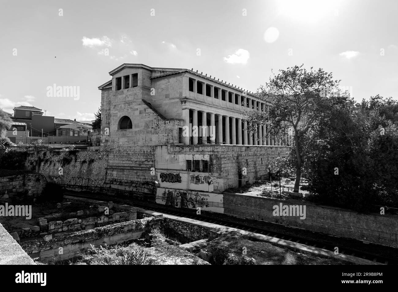 Athènes, Grèce - 25 novembre 2021 : le STOA d'Attalos est un portique couvert dans l'Agora d'Athènes. Reconstruit en 1956 et abrite le Musée de l'Anci Banque D'Images
