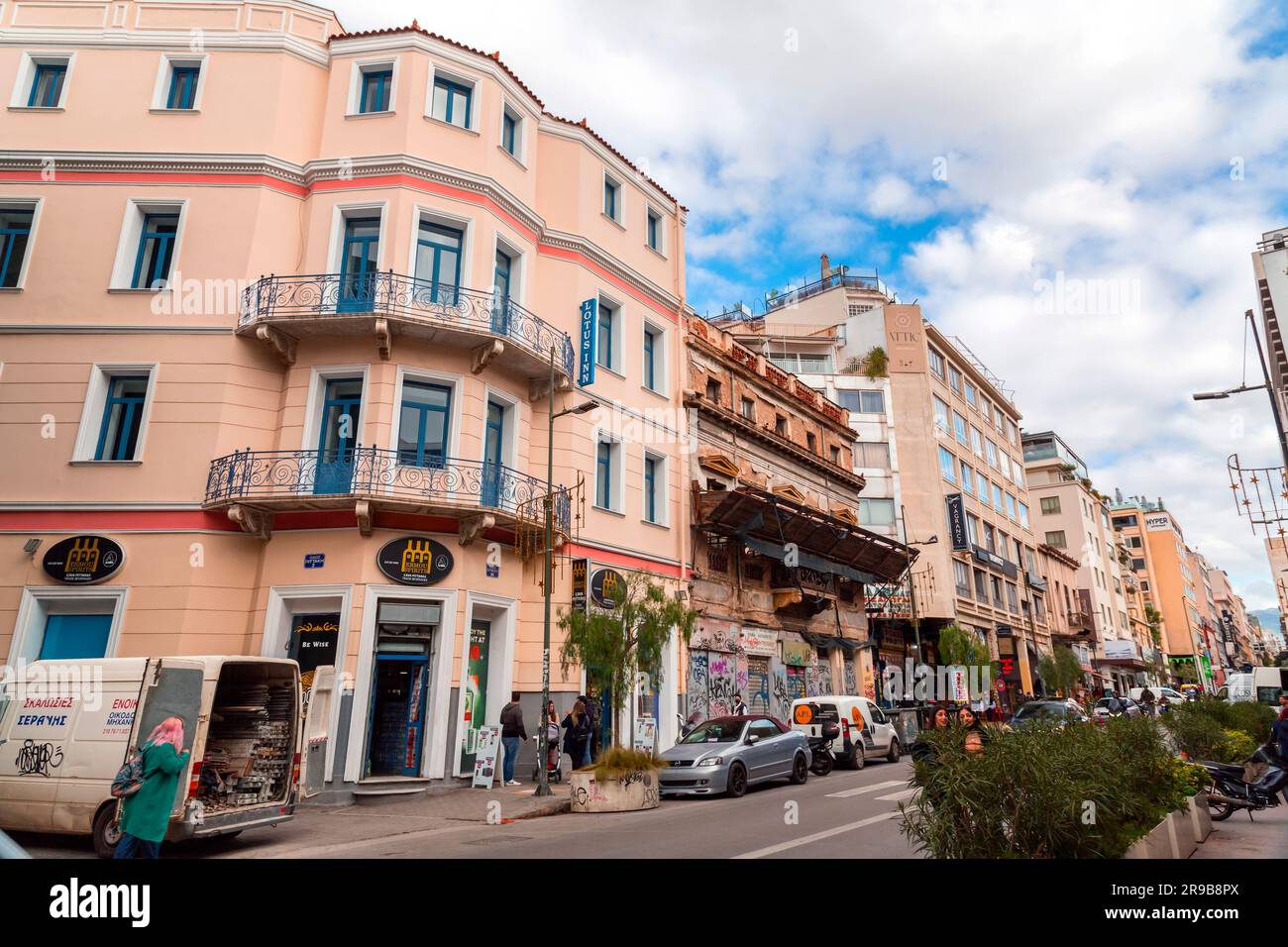 Athènes, Grèce - 25 Nov 2021: Psyri est un quartier plus doux d'Athènes, aujourd'hui connu pour ses restaurants, bars, tavernes de musique live, etc Banque D'Images