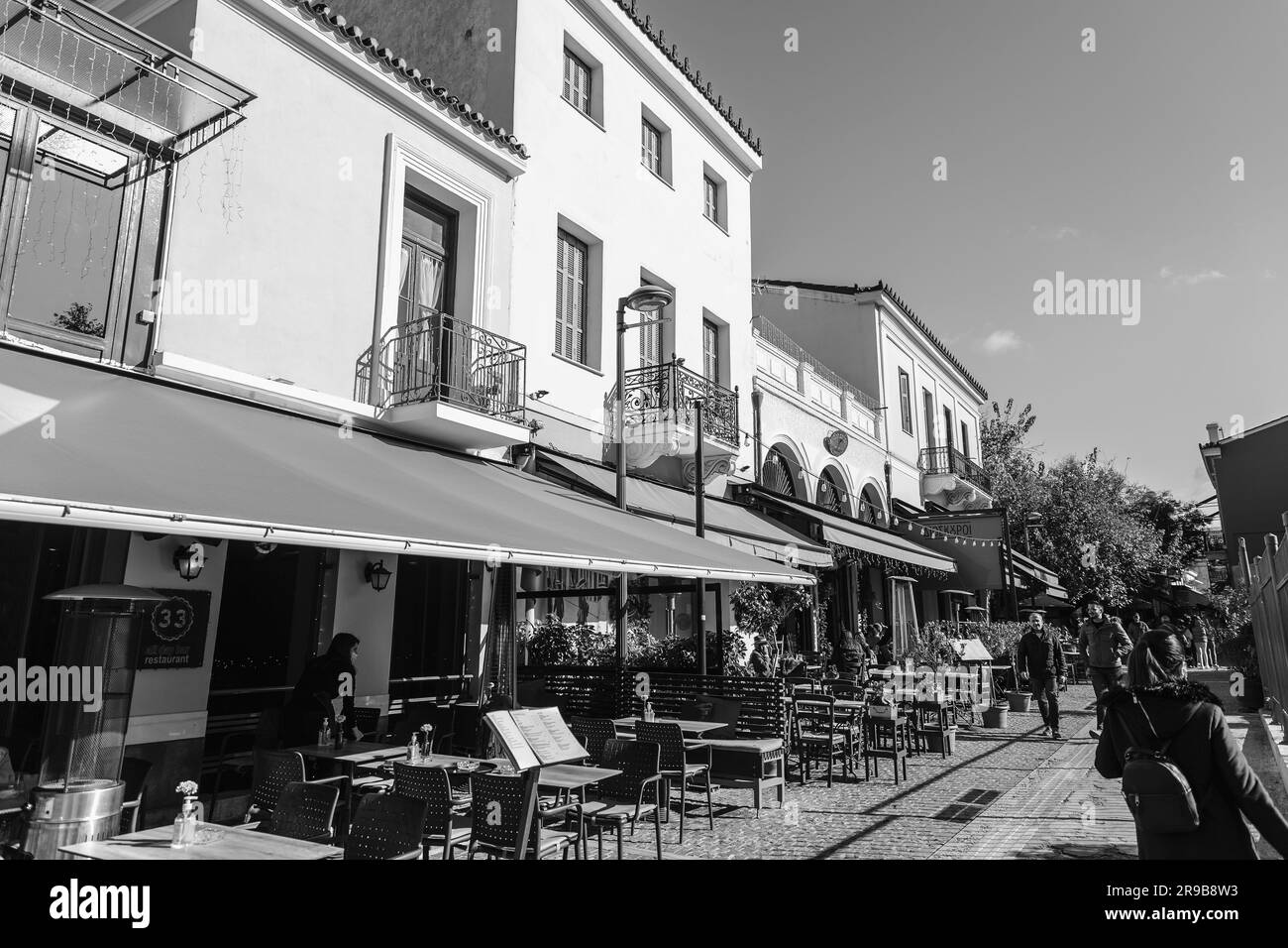 Athènes, Grèce - 25 novembre 2021 : places en plein air dans les restaurants traditionnels grecs des rues centrales d'Athènes, Grèce. Banque D'Images