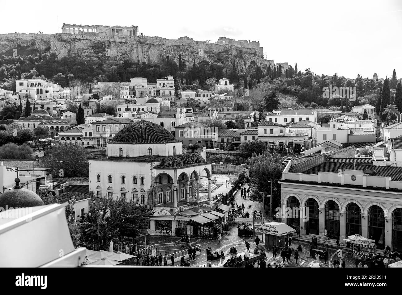 Athènes, Grèce - 25 Nov 2021: Monastiraki est un quartier de marché aux puces dans la vieille ville d'Athènes, et est l'un des principaux quartiers commerçants dans Un Banque D'Images