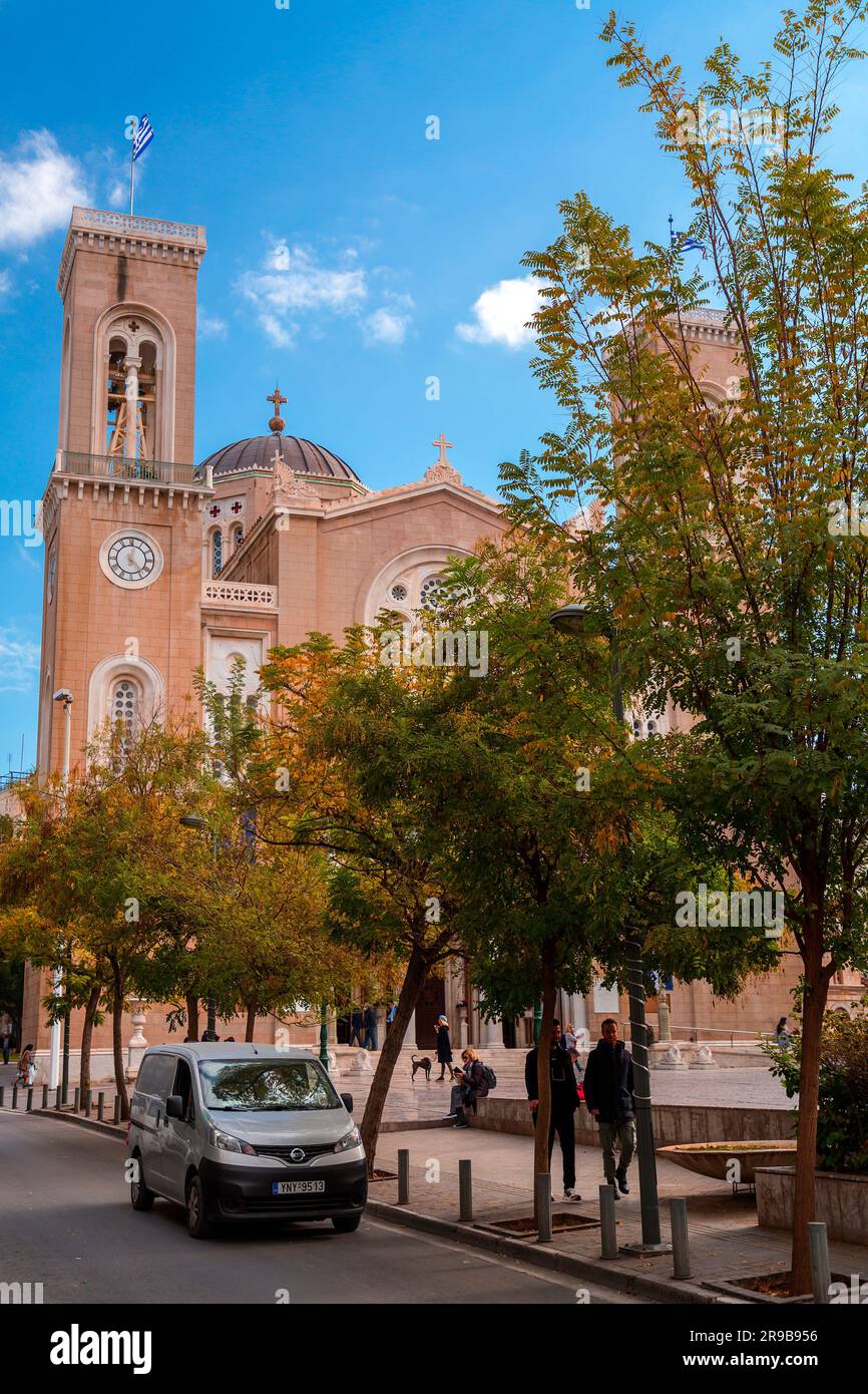 Athènes, Grèce - 25 Nov 2021 : la cathédrale métropolitaine de l'Annonciation, connue sous le nom de Metropolis, est l'église de la cathédrale de l'archibi Banque D'Images