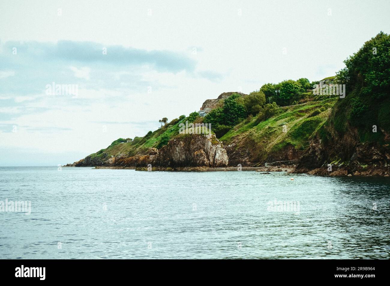 Vue imprenable sur une falaise rocheuse surplombant l'océan Atlantique sur l'île d'Émeraude d'Irlande Banque D'Images Vue imprenable sur une falaise rocheuse surplombant l'océan Atlantique sur l'île d'Émeraude d'Irlande Banque D'Images
