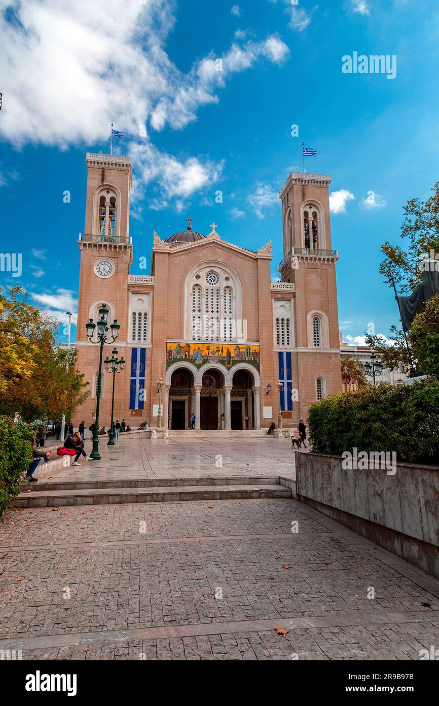 Athènes, Grèce - 25 Nov 2021 : la cathédrale métropolitaine de l'Annonciation, connue sous le nom de Metropolis, est l'église de la cathédrale de l'archibi Banque D'Images