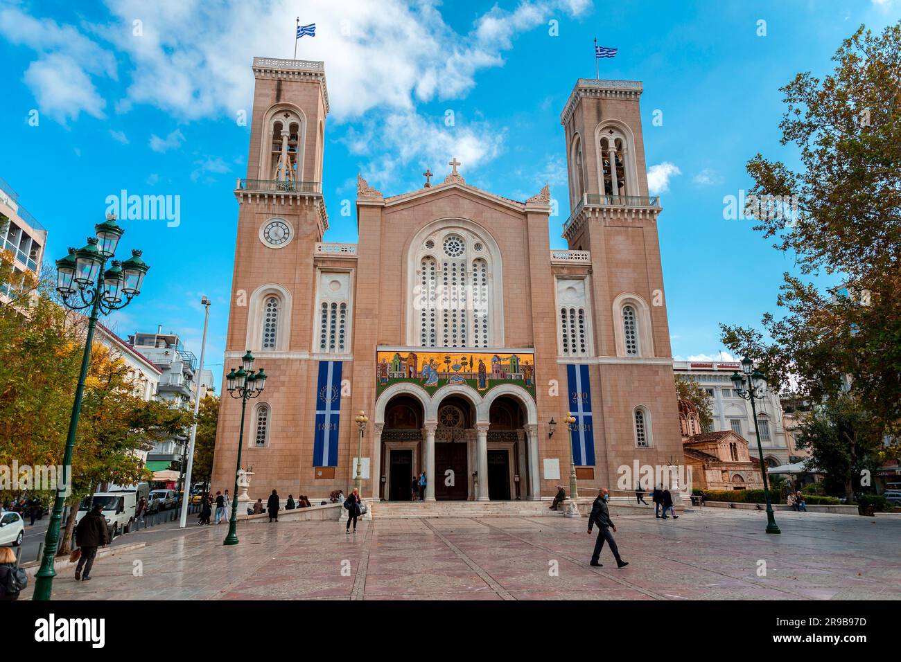Athènes, Grèce - 25 Nov 2021 : la cathédrale métropolitaine de l'Annonciation, connue sous le nom de Metropolis, est l'église de la cathédrale de l'archibi Banque D'Images