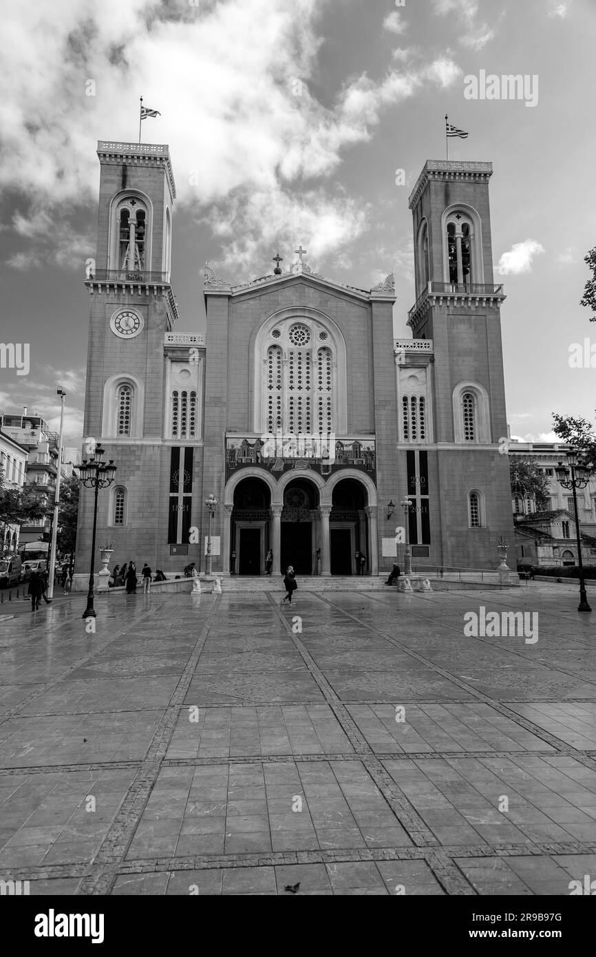 Athènes, Grèce - 25 Nov 2021 : la cathédrale métropolitaine de l'Annonciation, connue sous le nom de Metropolis, est l'église de la cathédrale de l'archibi Banque D'Images