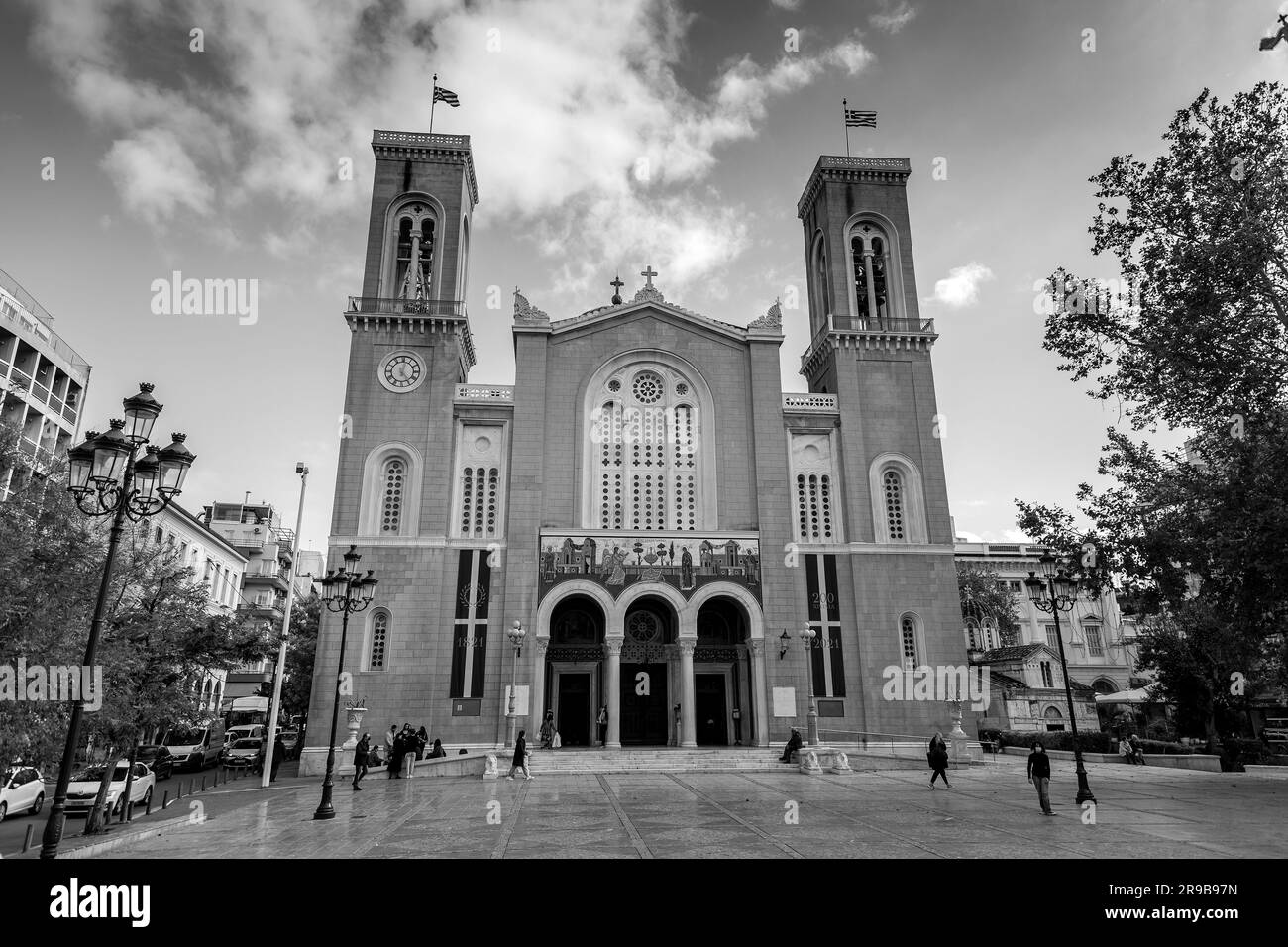 Athènes, Grèce - 25 Nov 2021 : la cathédrale métropolitaine de l'Annonciation, connue sous le nom de Metropolis, est l'église de la cathédrale de l'archibi Banque D'Images