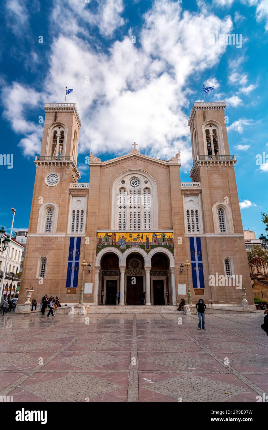 Athènes, Grèce - 25 Nov 2021 : la cathédrale métropolitaine de l'Annonciation, connue sous le nom de Metropolis, est l'église de la cathédrale de l'archibi Banque D'Images