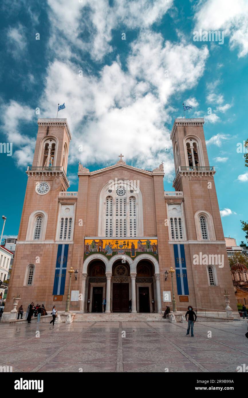 Athènes, Grèce - 25 Nov 2021 : la cathédrale métropolitaine de l'Annonciation, connue sous le nom de Metropolis, est l'église de la cathédrale de l'archibi Banque D'Images