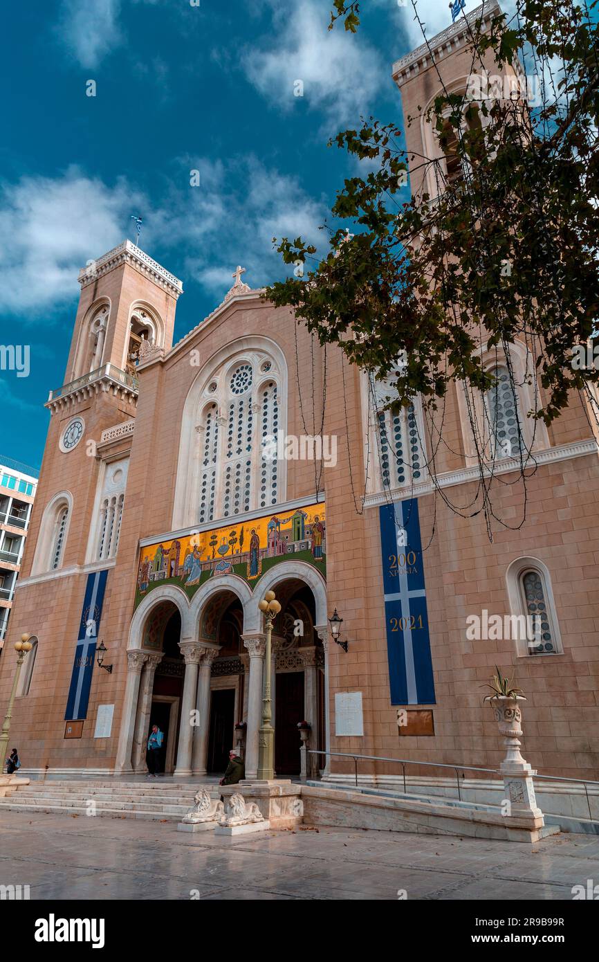 Athènes, Grèce - 25 Nov 2021 : la cathédrale métropolitaine de l'Annonciation, connue sous le nom de Metropolis, est l'église de la cathédrale de l'archibi Banque D'Images