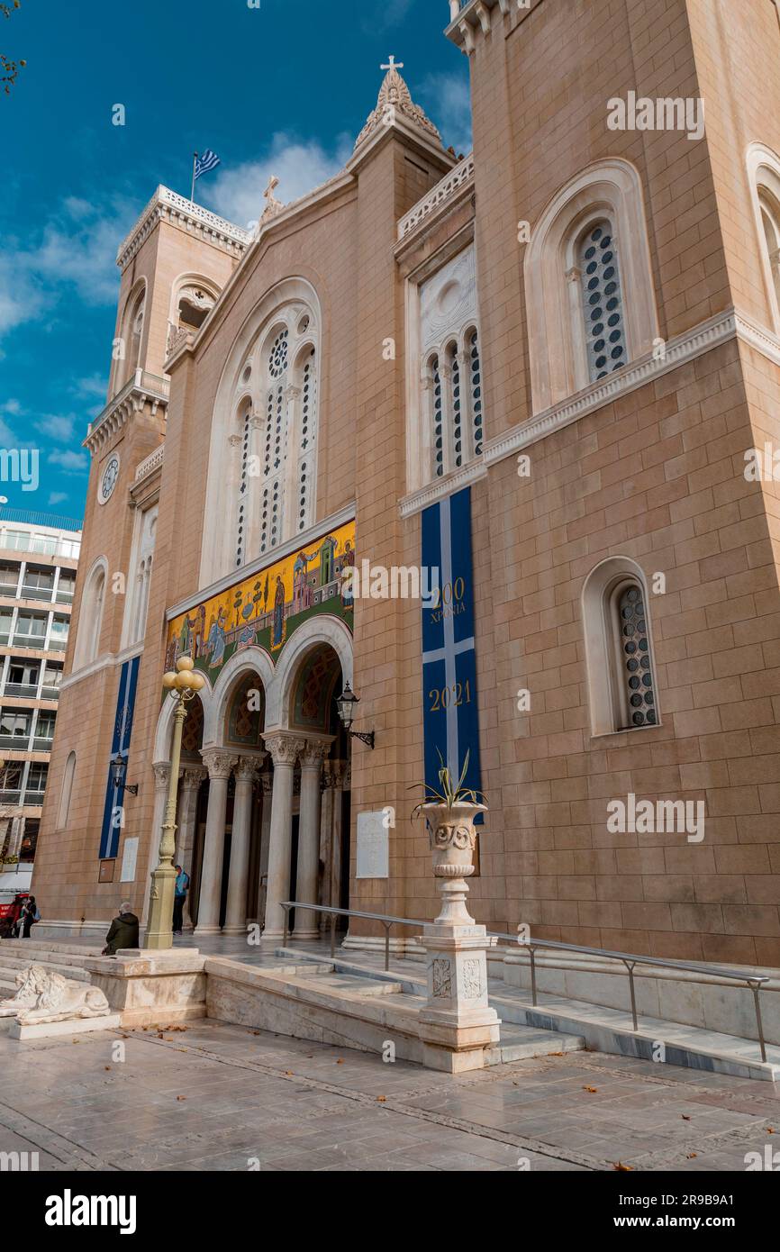 Athènes, Grèce - 25 Nov 2021 : la cathédrale métropolitaine de l'Annonciation, connue sous le nom de Metropolis, est l'église de la cathédrale de l'archibi Banque D'Images