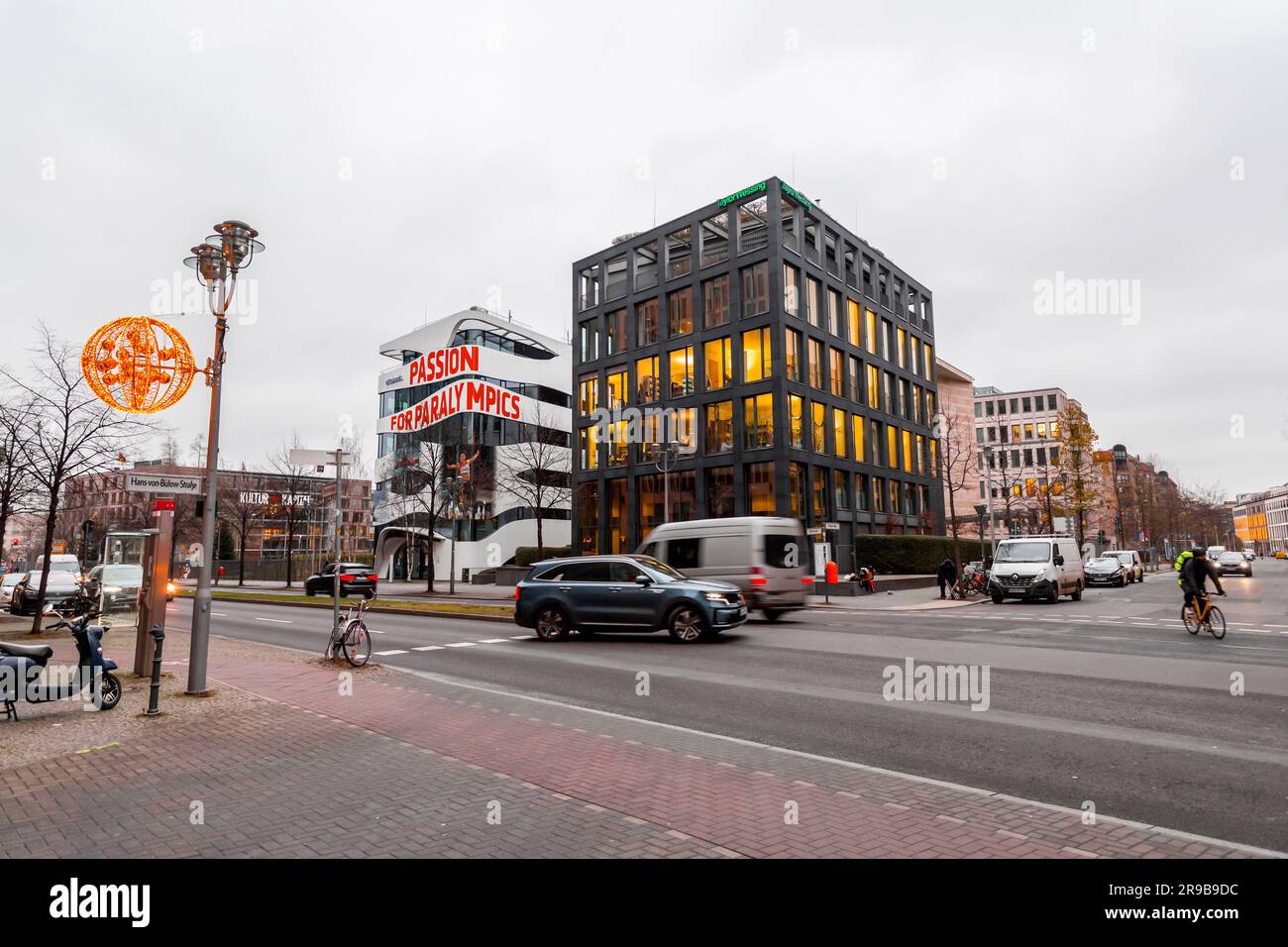 Berlin, Allemagne - 17 DEC 2021: Bâtiment moderne d'Ottobock, une entreprise qui opère dans le domaine de la technologie orthopédique, basée à Duderstadt en Allemagne Banque D'Images