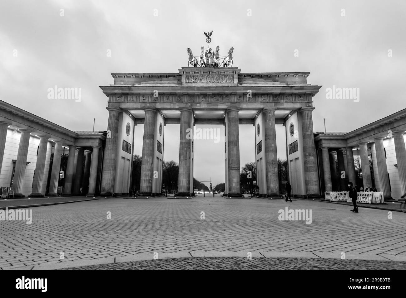 Berlin, Allemagne - 15 décembre 2021: Le célèbre monument de la porte de Brandebourg ou porte de Brandenburger à Berlin, la capitale allemande. Banque D'Images