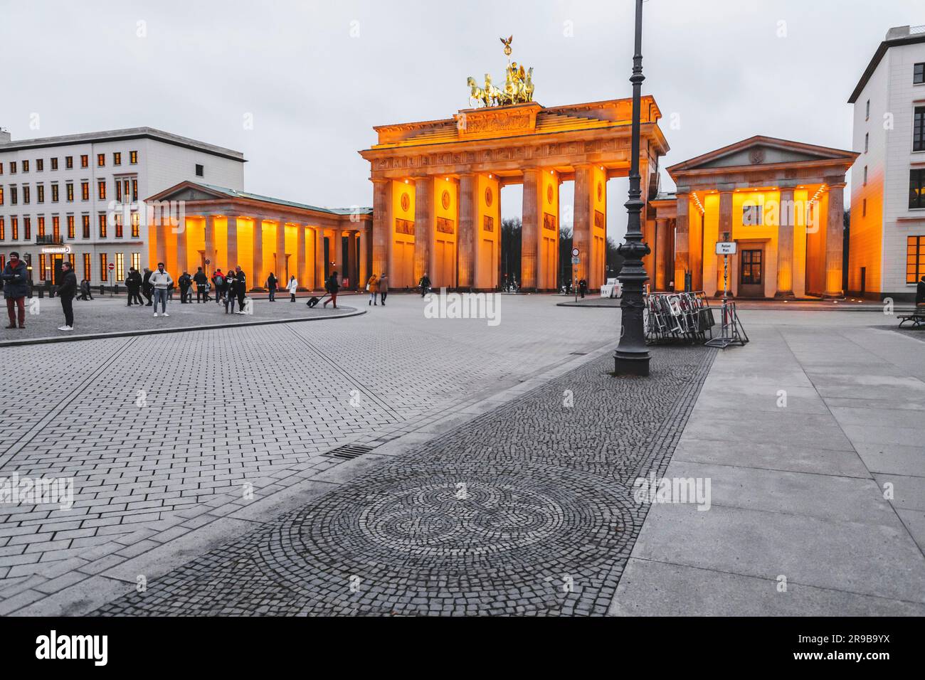 Berlin, Allemagne - 17 décembre 2021 : le célèbre monument de la porte de Brandebourg ou Brandenburger Tor à Berlin, la capitale allemande. Banque D'Images