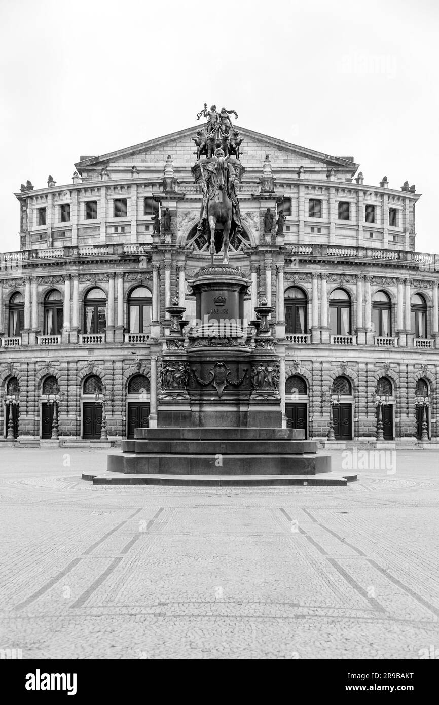 Statue équestre du roi Johann sur la place du théâtre, Theaterplatz à Dresde, Saxe, Allemagne Banque D'Images