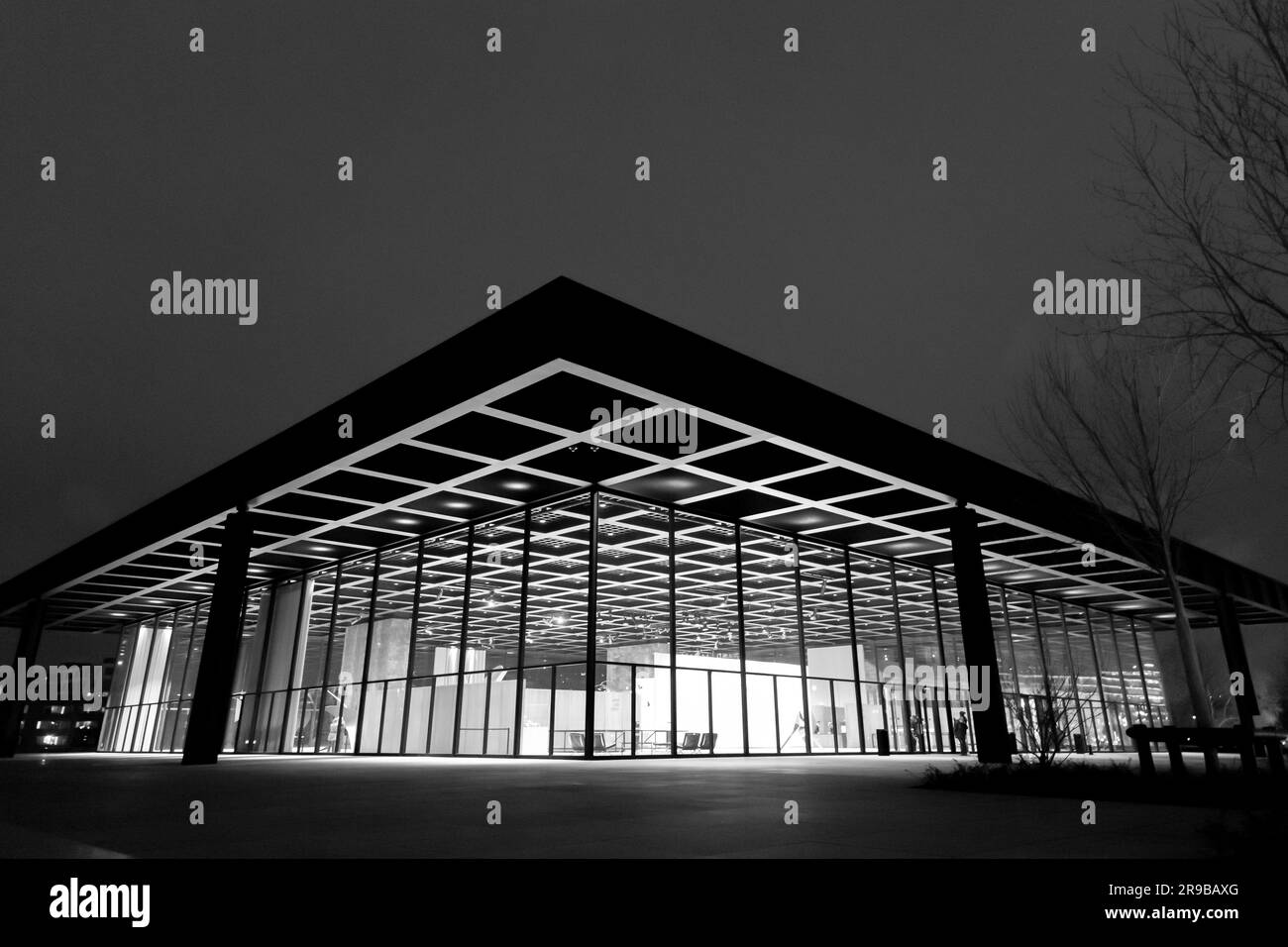 Berlin, Allemagne - 15 DEC 2021: La Neue Nationalgalerie - Nouvelle Galerie nationale au Kulturforum est un musée d'art moderne à Berlin, Allemagne. Banque D'Images