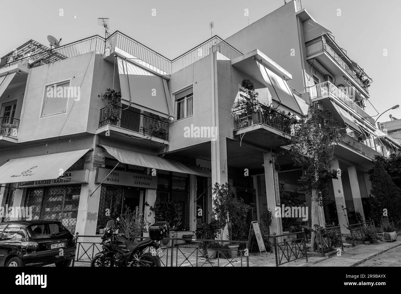 Athènes, Grèce - 25 novembre 2021 : bâtiments modernes dans les rues d'Athènes, la capitale grecque. Banque D'Images