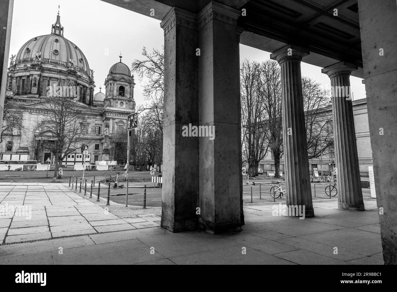 Berlin, Allemagne - 17 décembre 2021 : vue extérieure de la cathédrale de Berlin ou de la cathédrale berlinoise le long de la rivière Spree sur l'île aux musées de Berlin. Banque D'Images