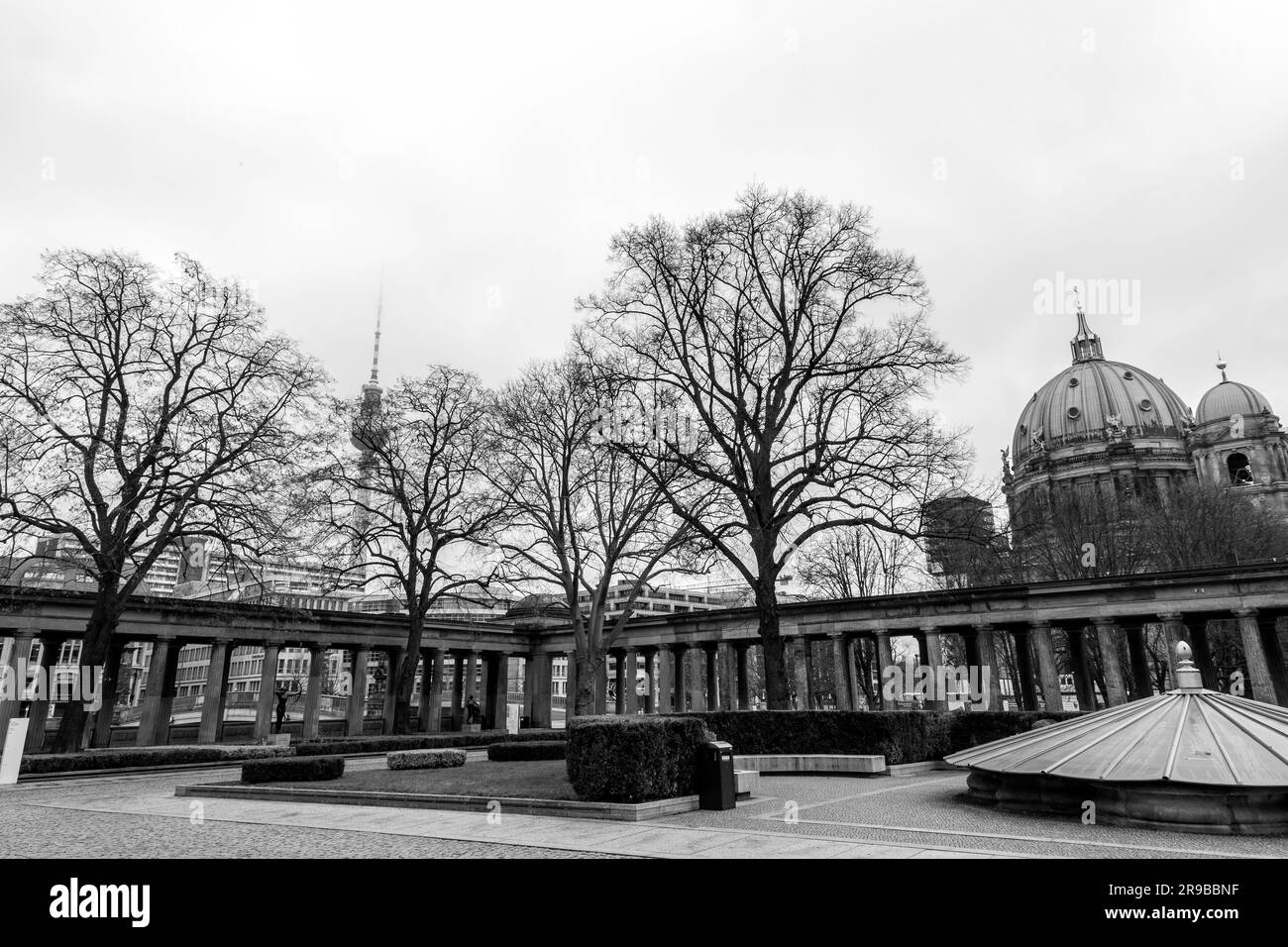 Berlin, Allemagne - 17 décembre 2021 : vue extérieure de la cathédrale de Berlin ou de la cathédrale berlinoise le long de la rivière Spree sur l'île aux musées de Berlin. Banque D'Images