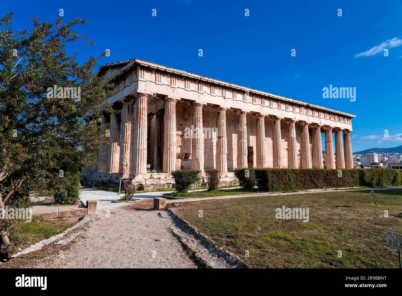 Athènes, Grèce - 25 novembre 2021 : le temple d'Hephaestus ou Hephaisteion est un temple grec bien conservé dédié à Hephaestus, à Athènes, en Grèce. Banque D'Images