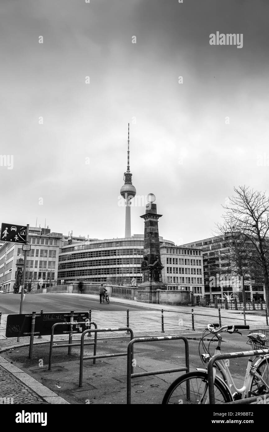 Berlin, Allemagne - 17 décembre 2021 : tour de télévision de Berlin ou Berliner Fernsehturm la nuit. La structure emblématique de 368 mètres de haut a été ouverte en 1969 Banque D'Images