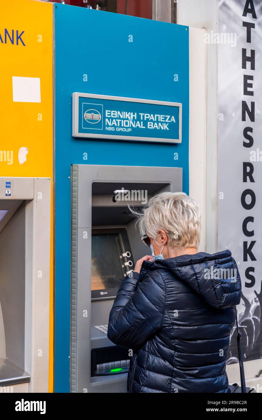 Athènes, Grèce - 25 novembre 2021 : guichets automatiques bancaires ou de nombreuses banques nationales grecques dans le centre d'Athènes, la capitale grecque. Banque D'Images
