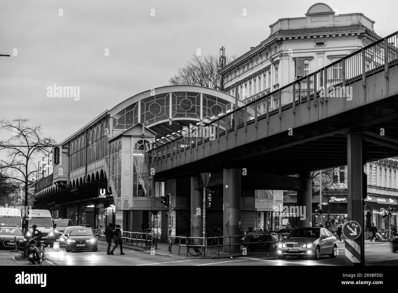 Berlin, Allemagne - 17 DEC 2021: Vue sur la rue et les bâtiments à Friedrichshain-Kreuzberg, Berlin. Banque D'Images