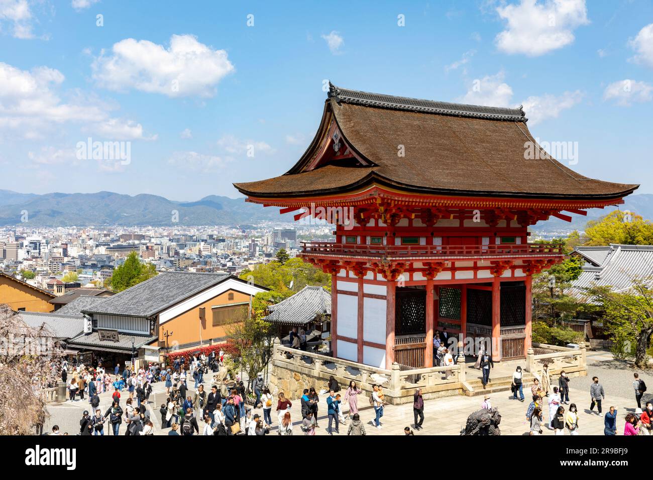 Kiyomizu dera temple bouddhiste, porte de Nio mon et vues à travers Kyoto vers la chaîne de montagnes, Kyoto paysage urbain, Japon, Asie, 2023 Banque D'Images