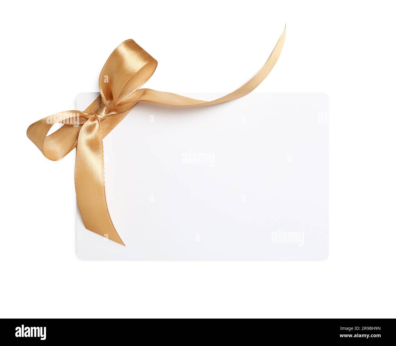 Carte cadeau vierge avec noeud doré isolé sur blanc, vue du dessus Banque D'Images