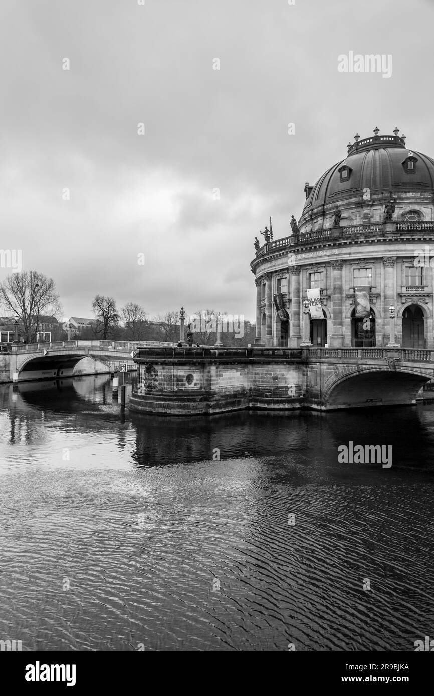 Berlin, Allemagne - 17 décembre 2021 : vue extérieure du musée de la Bode sur l'île des Musées, le long de la rivière Spree à Berlin, la capitale allemande. Banque D'Images