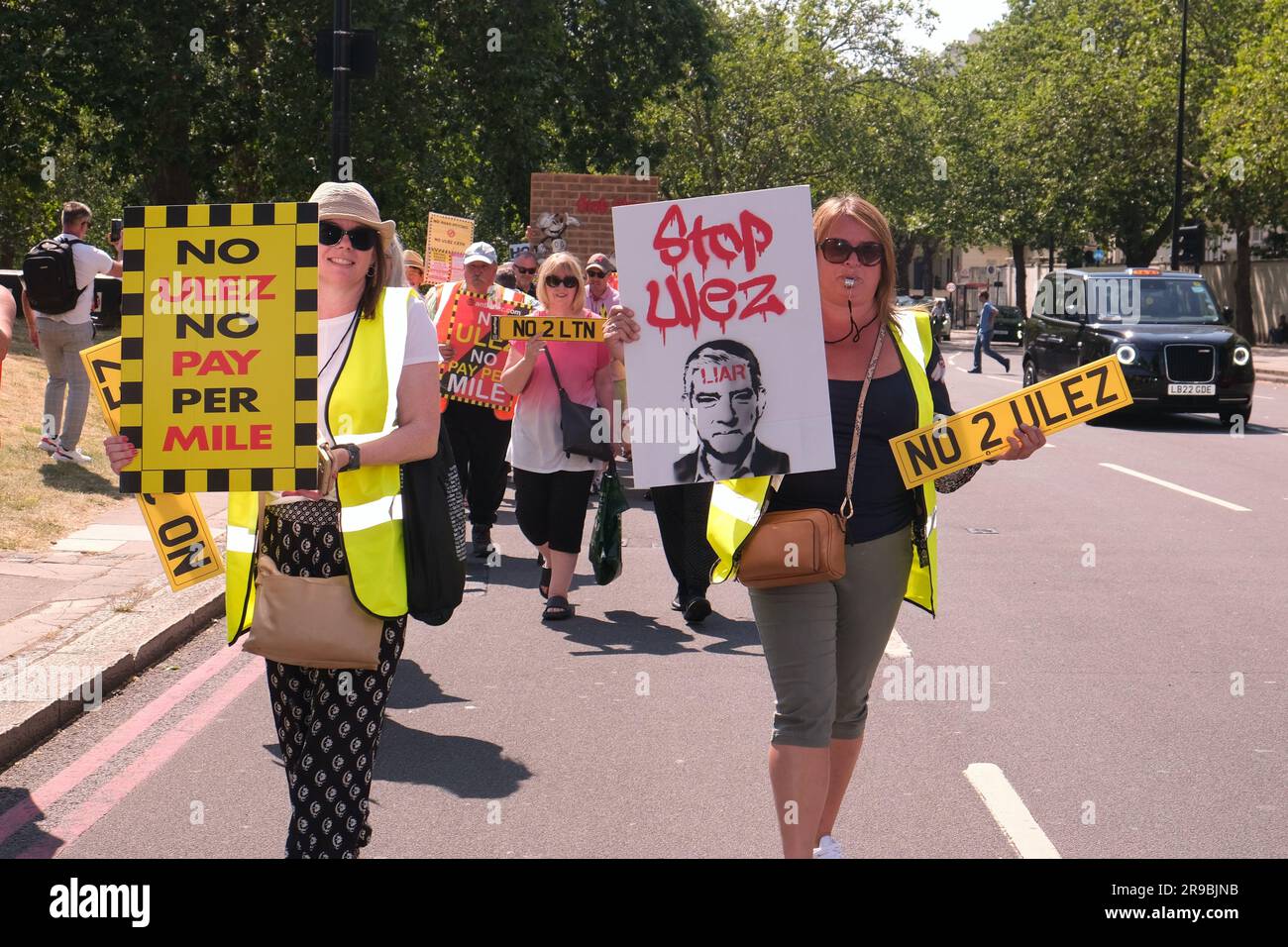 Londres, Royaume-Uni. Les manifestants de la zone à émission ultra-faible descendent dans les rues pour s'opposer à l'extension du programme de réduction de la pollution pour couvrir tous les quartiers de Londres. Banque D'Images