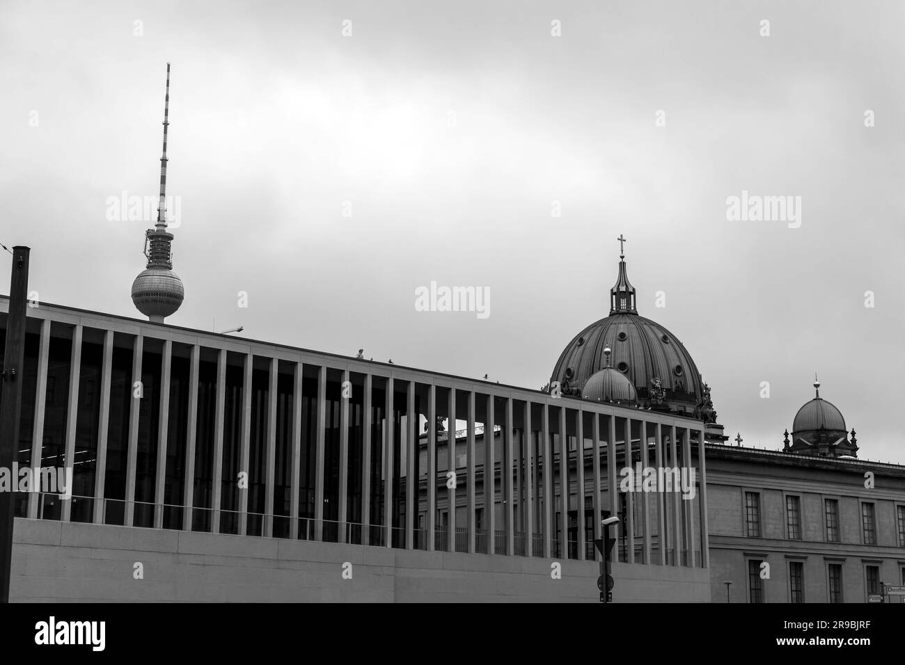 Berlin, Allemagne - 17 décembre 2021 : tour de télévision de Berlin ou Berliner Fernsehturm la nuit. La structure emblématique de 368 mètres de haut a été ouverte en 1969 Banque D'Images