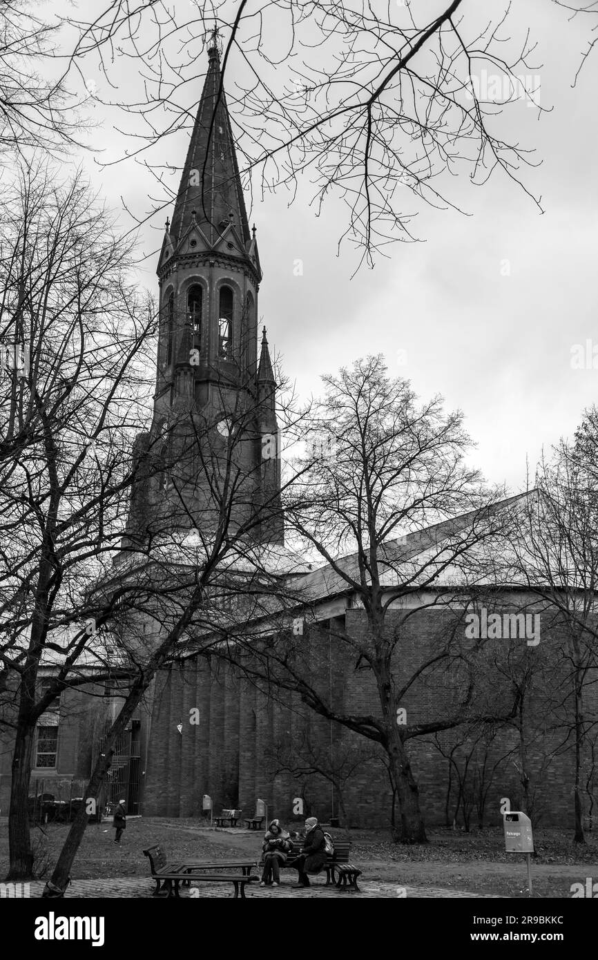 Berlin, Allemagne - 17 DEC 2021 : l'église Emmaus construite entre 1890 et 1893 sur la place Lausitzer à Kreuzberg, Berlin. Banque D'Images